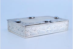 A. Silver Schmuckschatulle mit Pflanzengravuren und farbigen Steinen auf dem Deckel