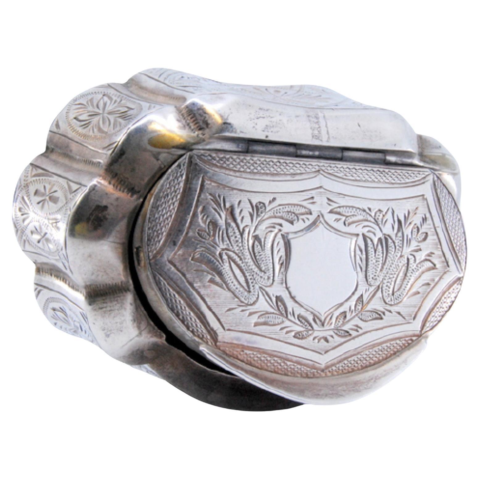 Boîte à bijoux en Silver avec gravures de plantes et monogramme sur le couvercle à charnière.