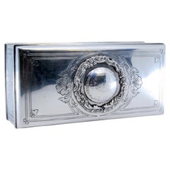 Portagioie in argento con incisioni di piante e stemma portoghese