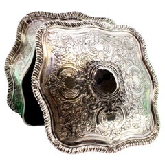 Portagioie in argento con incisioni di piante, monogramma e interno in velluto rosso