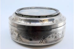 Silver jewelry box with plant motifs and friezes, gallant-scene lid