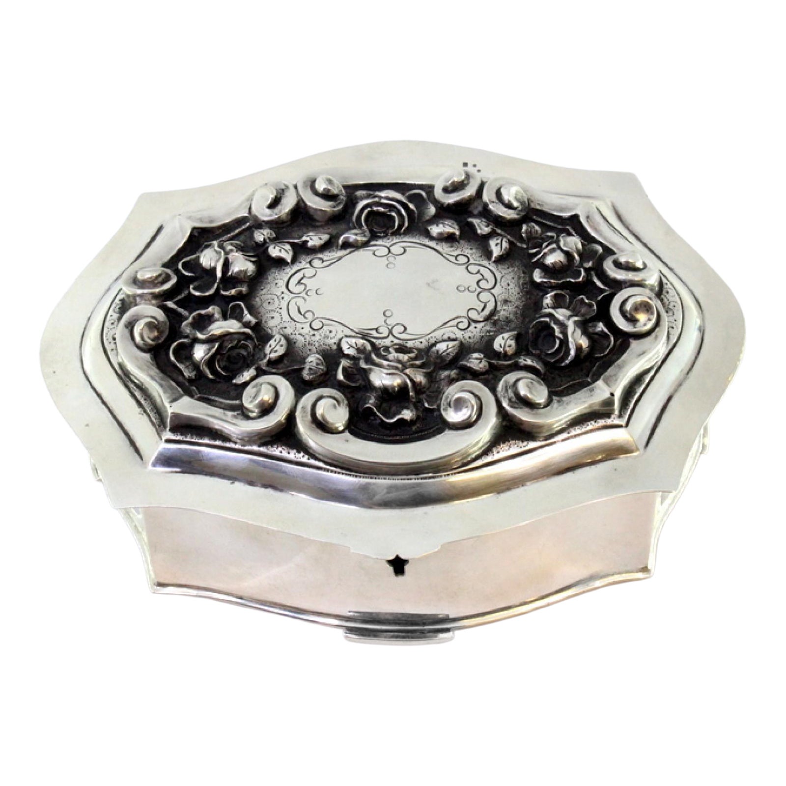 Boîte à bijoux A Silver avec fleurs en relief, monogramme et intérieur en velours marron en vente