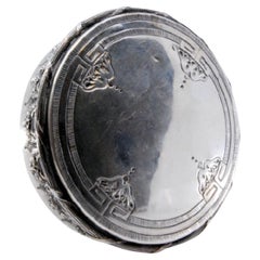 Silberne Schmuckschatulle mit Reliefgehäuse, goldener Innenausstattung und Pflanzengravuren