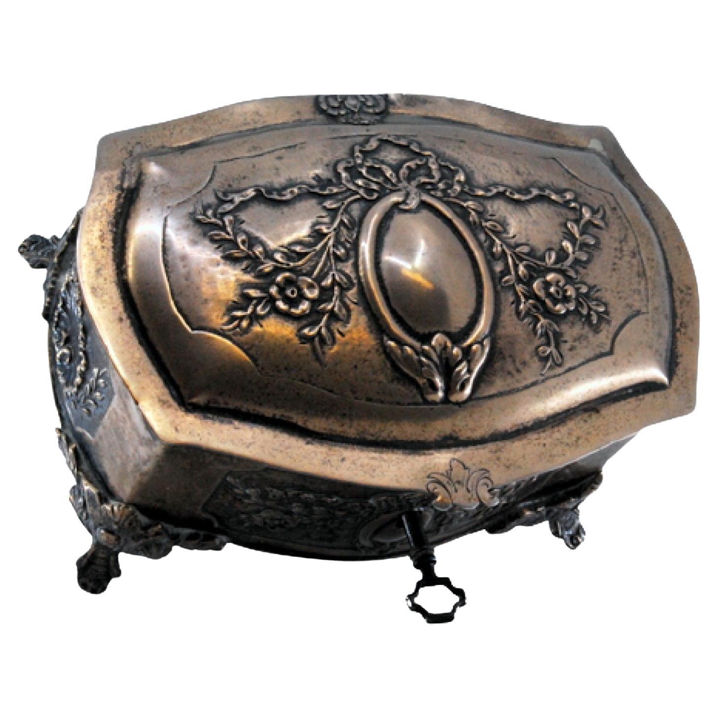 Boîte à bijoux en argent avec rubans et monogramme, reposant sur quatre pieds en vente