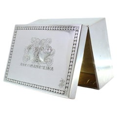 Joyero de plata con dos corazones en relieve y la frase "El amor se paga..."