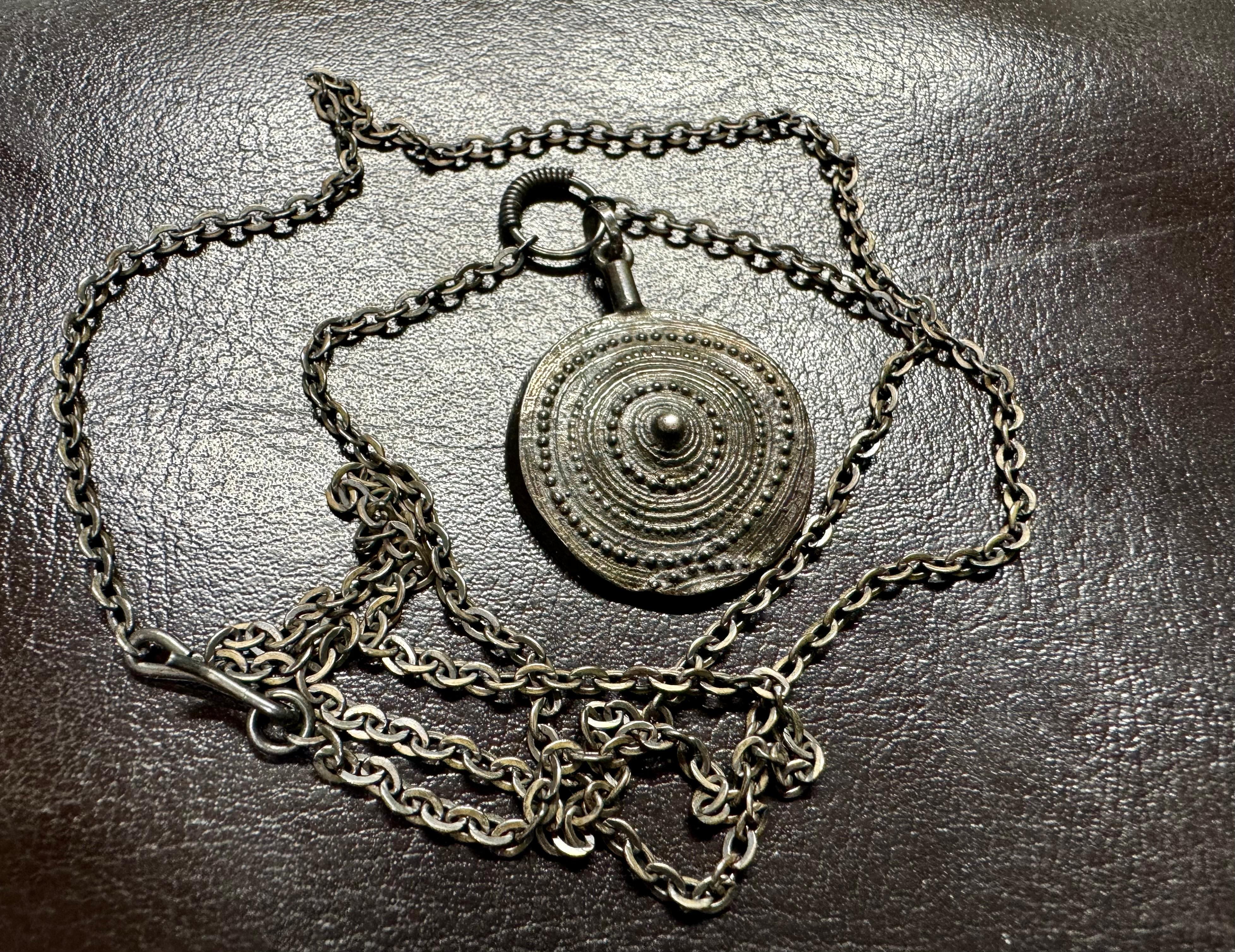 Silver Jorma Laine Turun Hopea 1973 Abstract Necklace
Chain lenght 62cm
The silver has darkened.
I have not cleaned or polished.
I think it's really great when darkened.
Easy to clean if you want.

Jorma Laine (1930-2002) was a Finnish jewelry