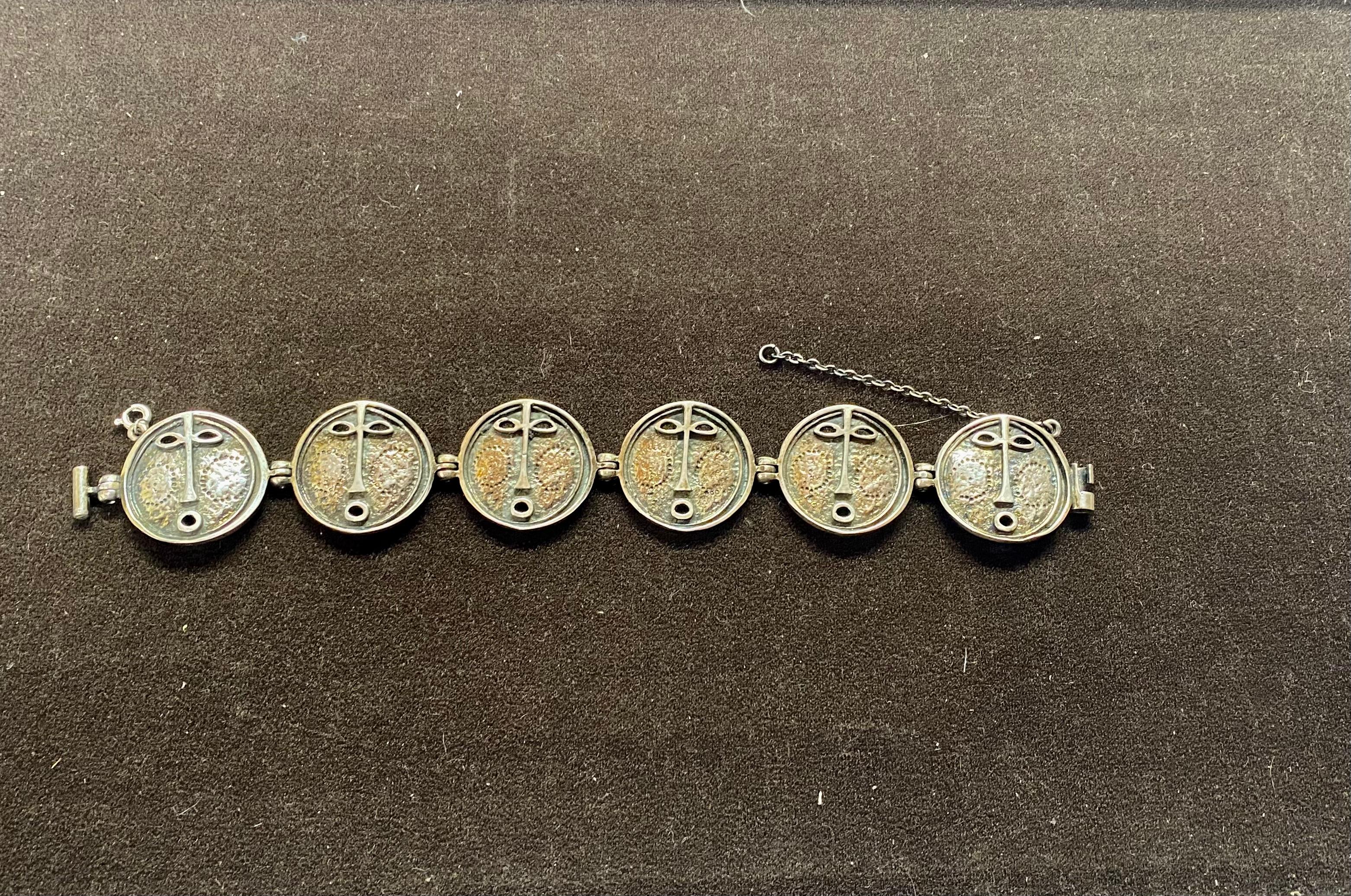 Jorma Laine Turun Hopea 1973 Silber Armband
Wirklich groß und beeindruckend.
Neue unbenutzte Halskette von 1973.
Das alte Lagerhaus von Goldsmith.
Breite 2,8 cm, Länge 20,5 cm,

Das alte Lagerhaus von Goldsmith.
Ich habe auch eine Menge anderer