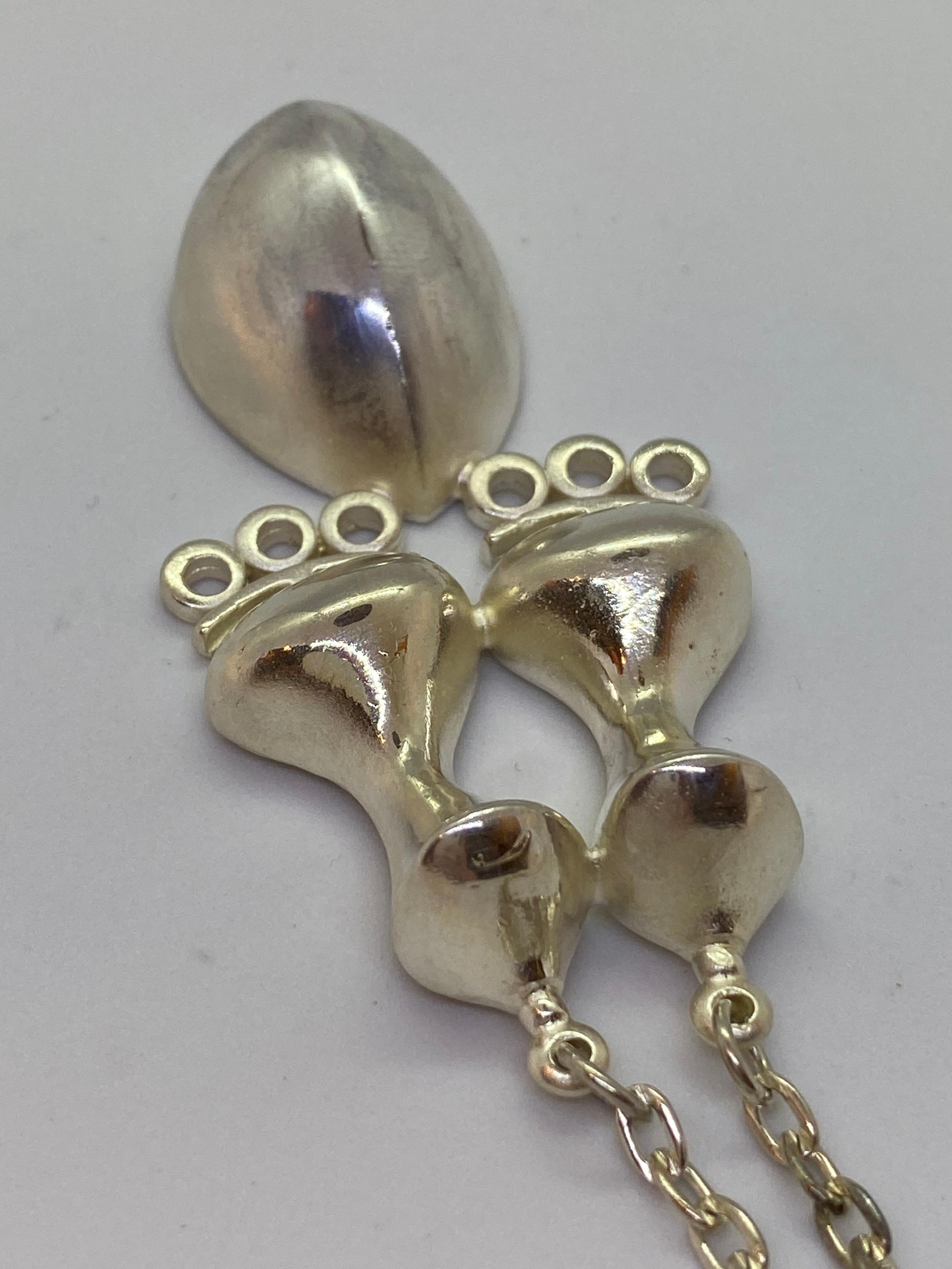 Collana in argento Jorma Laine Turun Hopea 1973
Larghezza 3.7cm, Lunghezza 7.6cm, Profondità 1.6cm
Lunghezza della catena 32 cm

Jorma Laine (1930-2002) è stato un designer di gioielli finlandese, il cui lavoro in bronzo e argento (più raramente in
