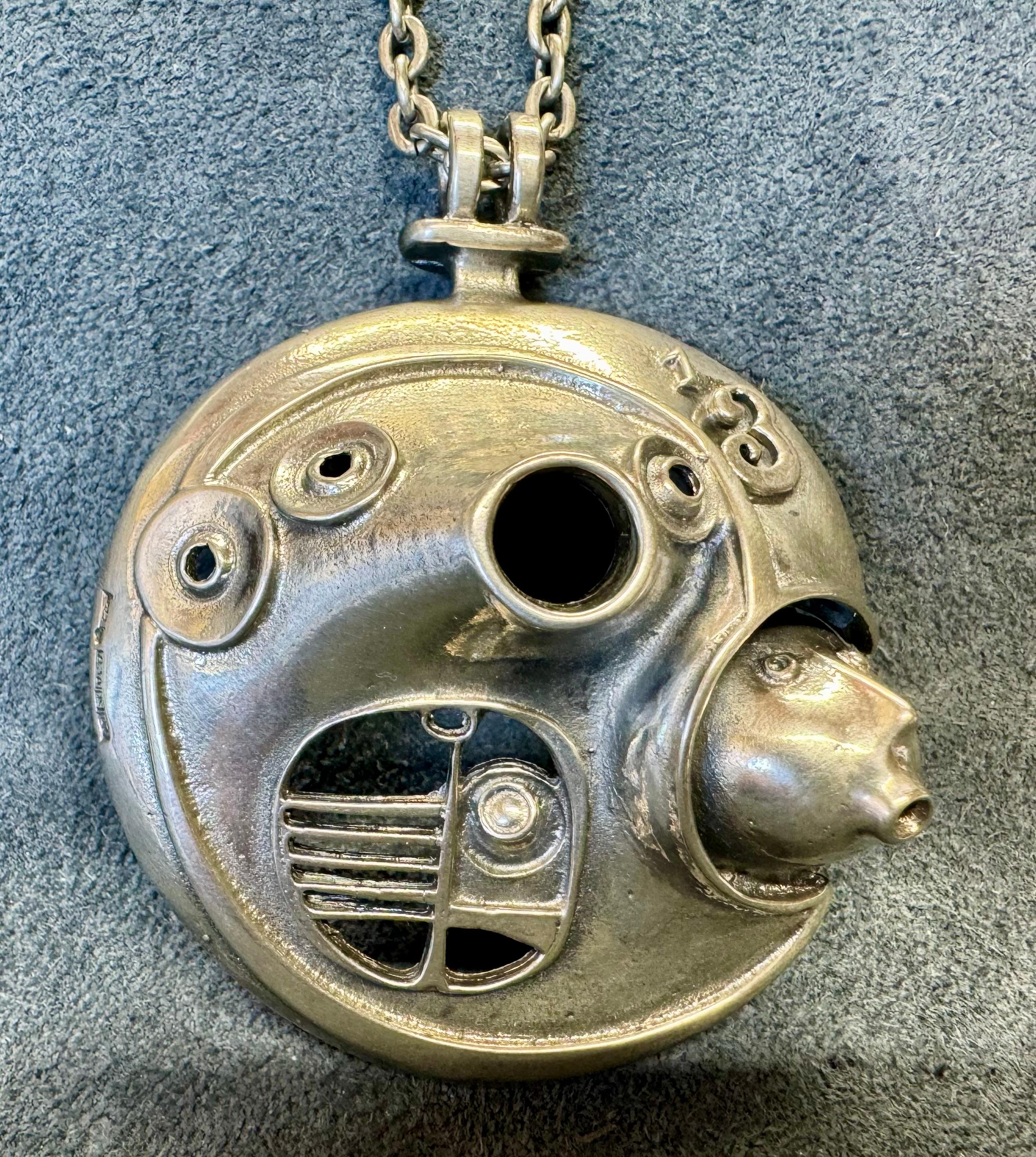 Collana in argento Jorma Laine Turun Hopea 1973
Davvero grande e appariscente.
 Collana del 1973.


Ho anche molti altri gioielli Jorma Laine non utilizzati in vendita. Guarda una foto con una collezione di gioielli vecchi e inutilizzati.
Larghezza