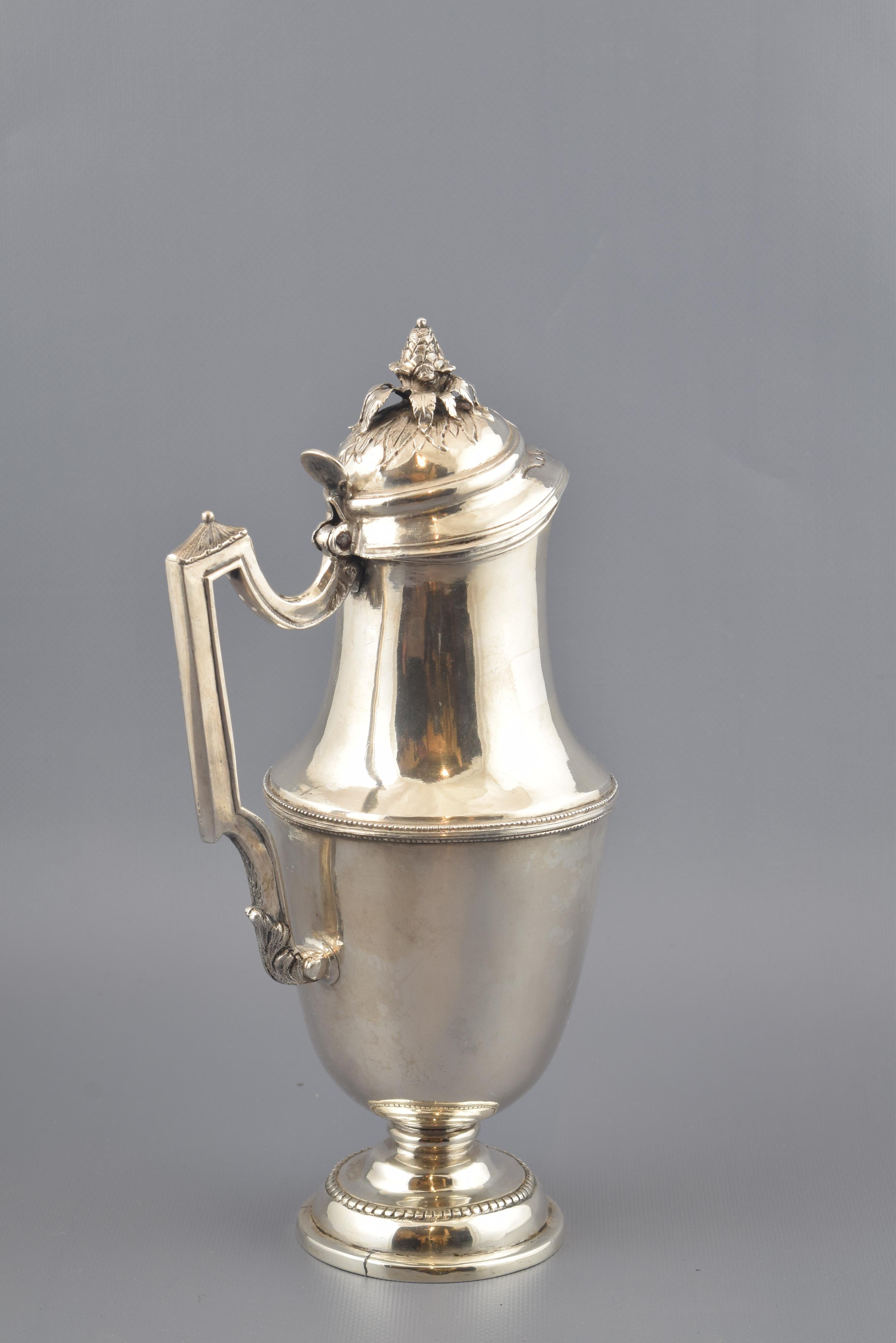 Silberner Silberkrug mit unleserlichen Punzierungen, 18. Jahrhundert (Rokoko) im Angebot
