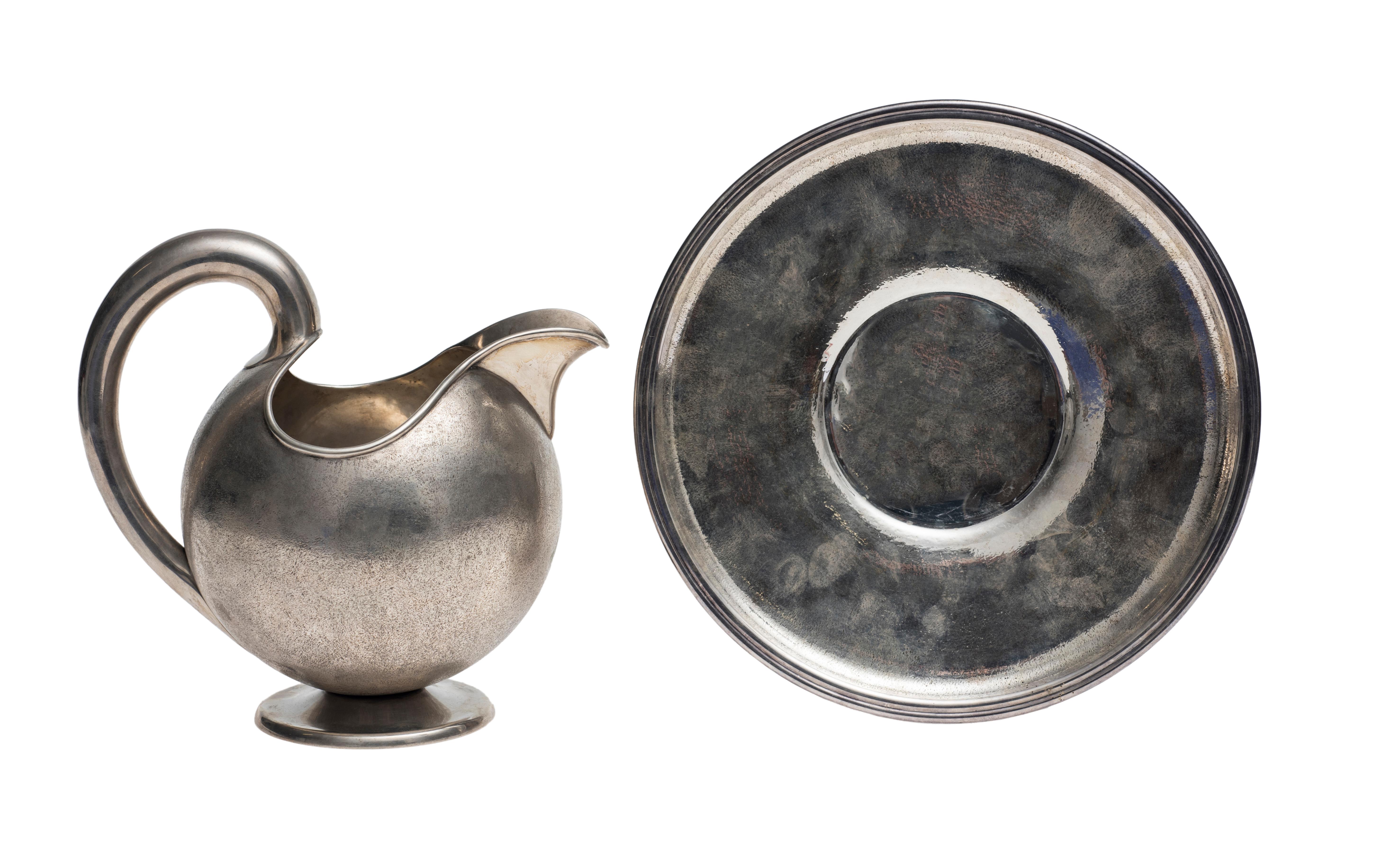 Die Silberkanne mit Untertasse ist ein originelles Dekorationsobjekt von Luigi Genazzi aus dem 20. 

Handgefertigt; sowohl die Kanne als auch die Untertasse sind aus reinem Silber gefertigt. 

Das Markenzeichen von Luigi Genazzi befindet sich auf