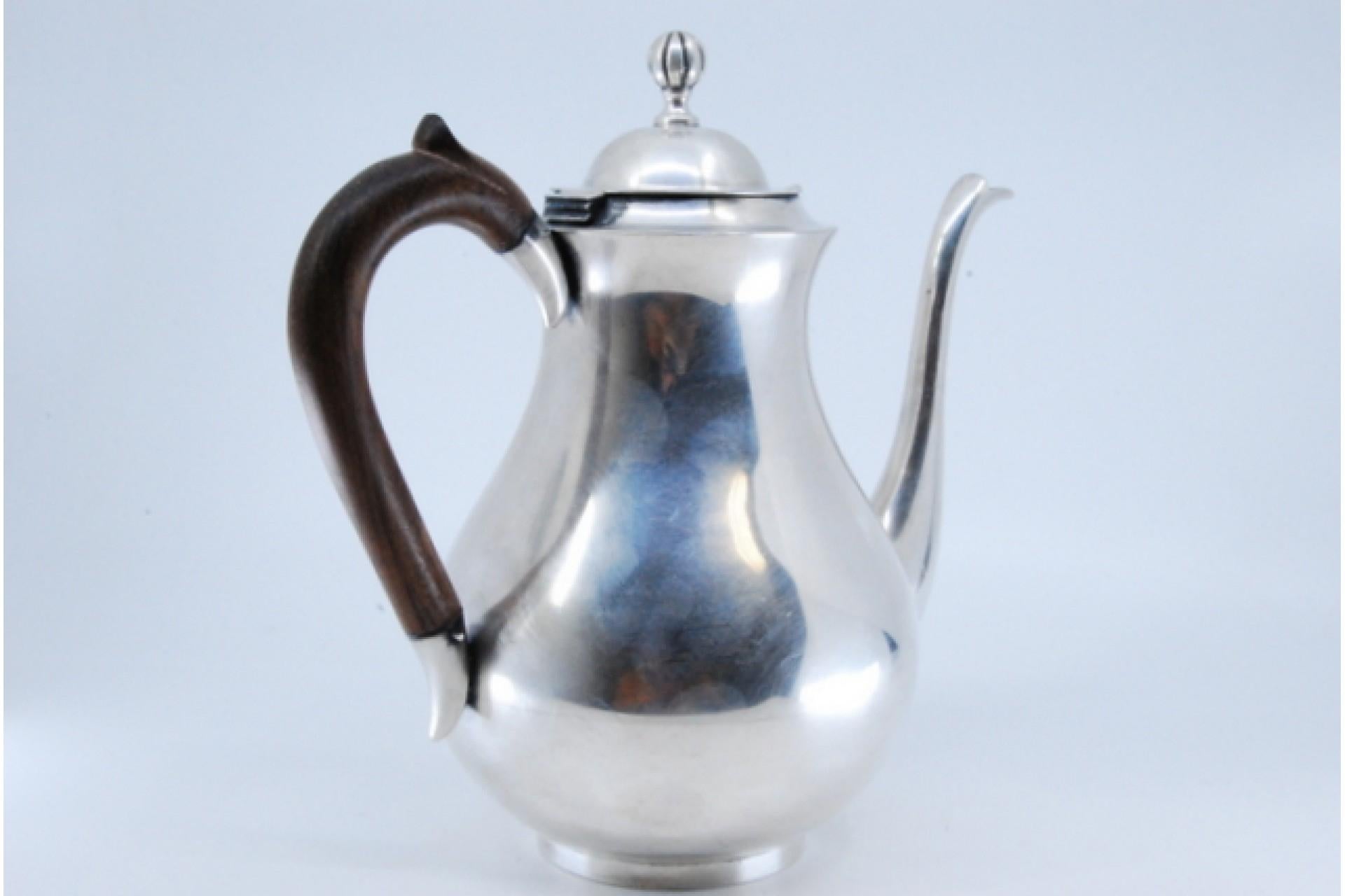 Européen Silver kettle w/ a smooth body & a lid topped w/ a knob & a chestnut wood handle en vente