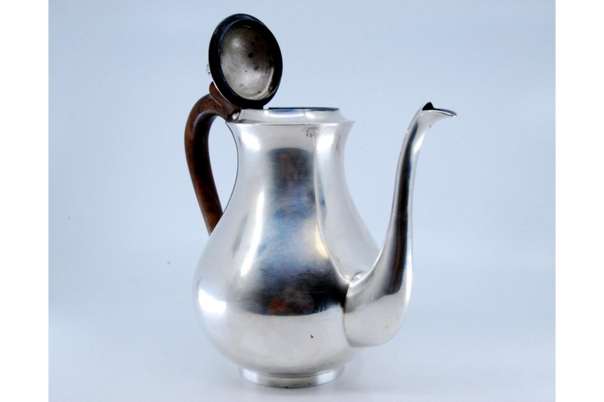 Silver kettle w/ a smooth body & a lid topped w/ a knob & a chestnut wood handle Bon état - En vente à Porto, PT