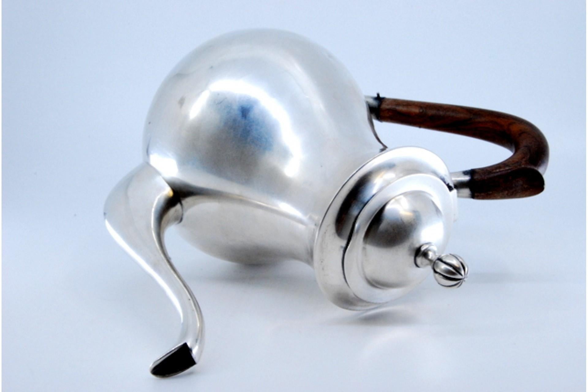 20ième siècle Silver kettle w/ a smooth body & a lid topped w/ a knob & a chestnut wood handle en vente