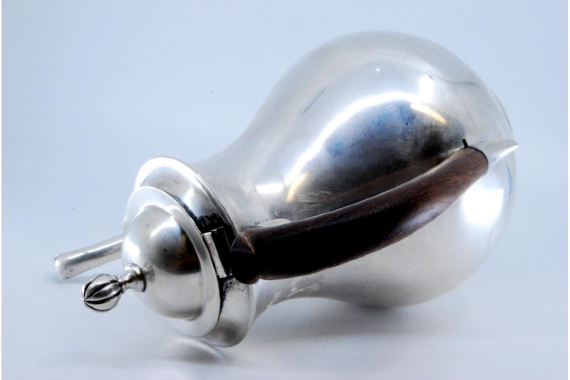 Argent Silver kettle w/ a smooth body & a lid topped w/ a knob & a chestnut wood handle en vente