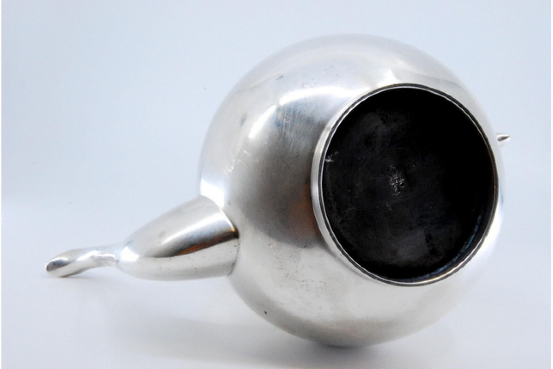 Silver kettle w/ a smooth body & a lid topped w/ a knob & a chestnut wood handle en vente 1