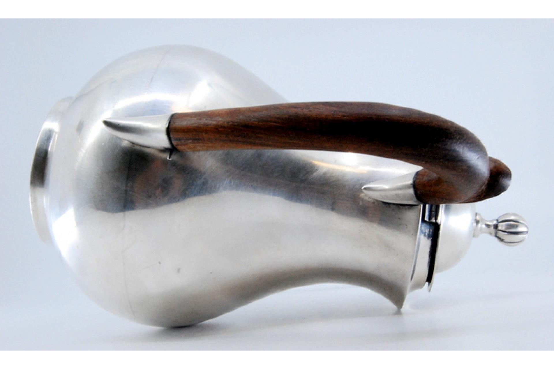 Silver kettle w/ a smooth body & a lid topped w/ a knob & a chestnut wood handle en vente 2