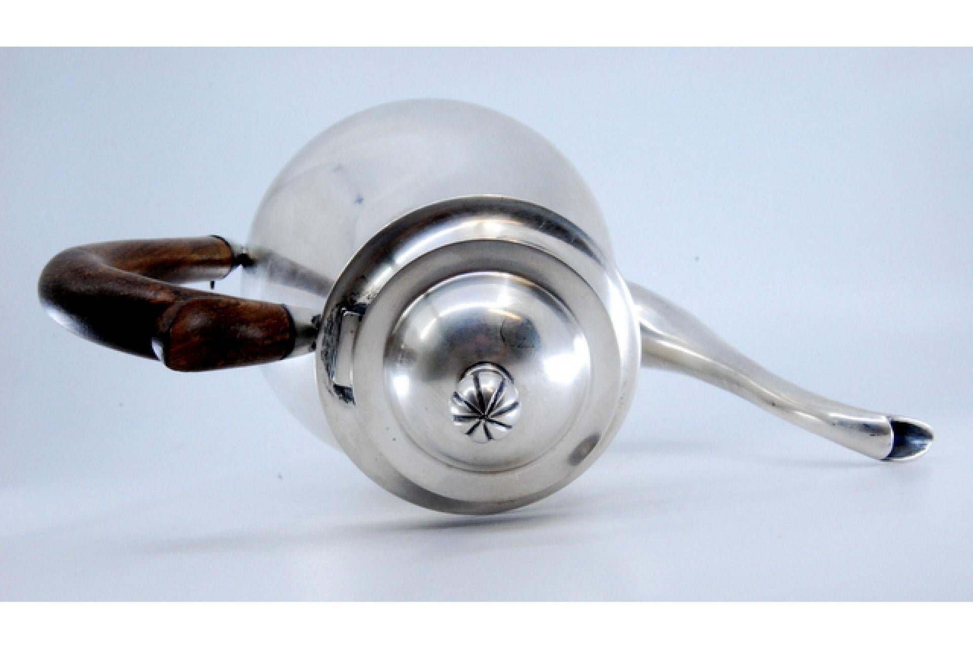 Silver kettle w/ a smooth body & a lid topped w/ a knob & a chestnut wood handle en vente 3