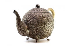 Silver kettle with Arabic-style floral reliefs, stuffed handle and bird feet