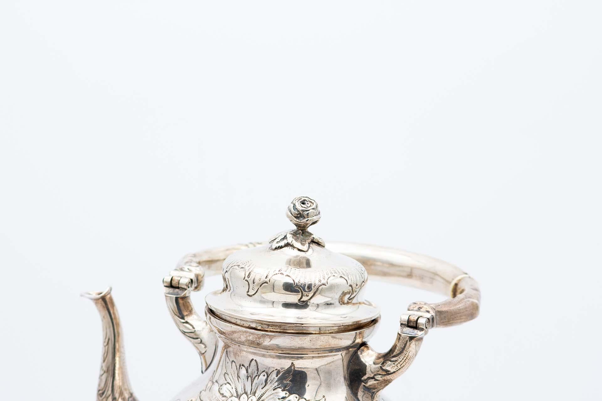 Européen Silver kettle with embossed floral motifs en vente