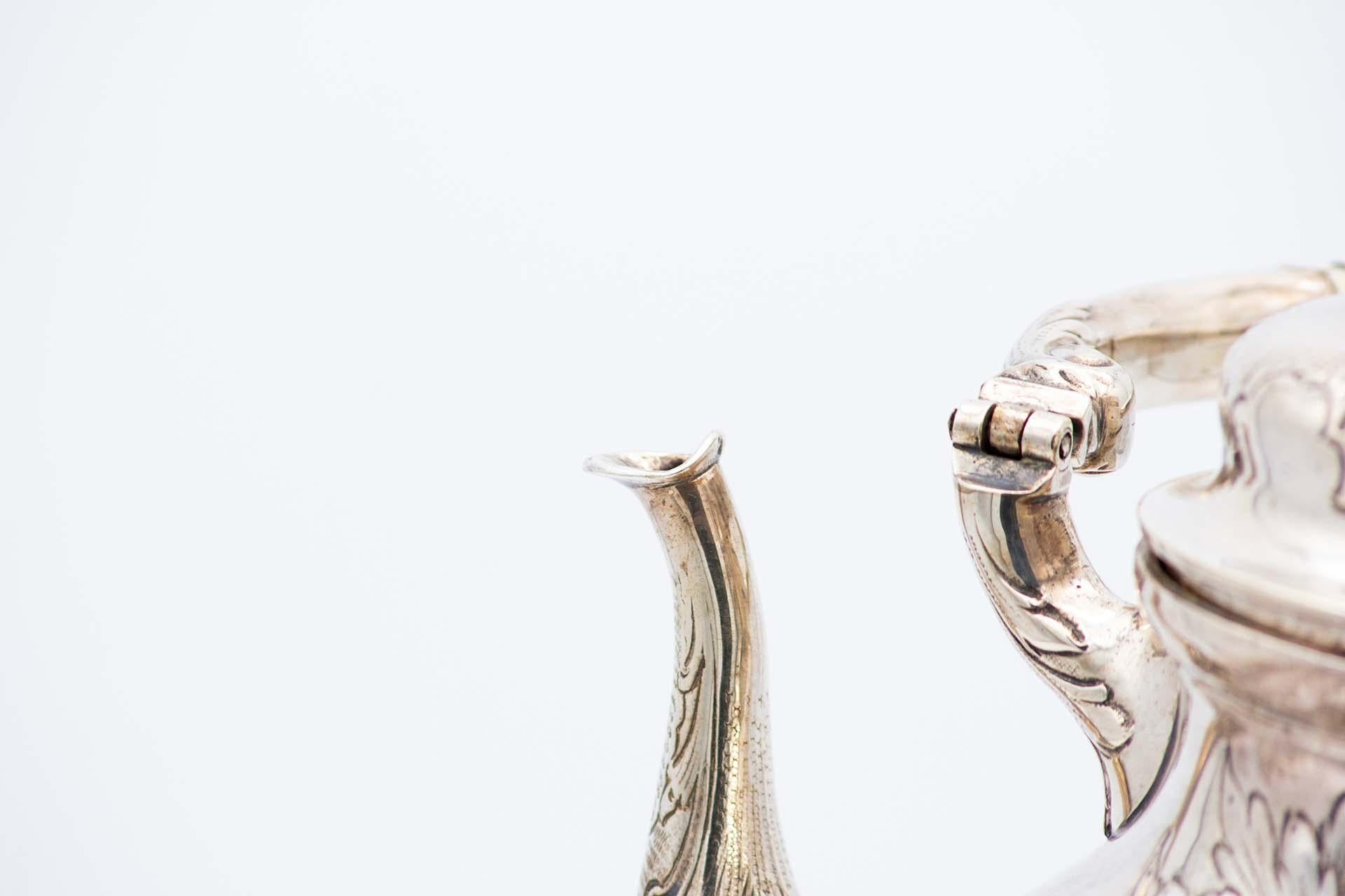 Silver kettle with embossed floral motifs Bon état - En vente à Porto, PT