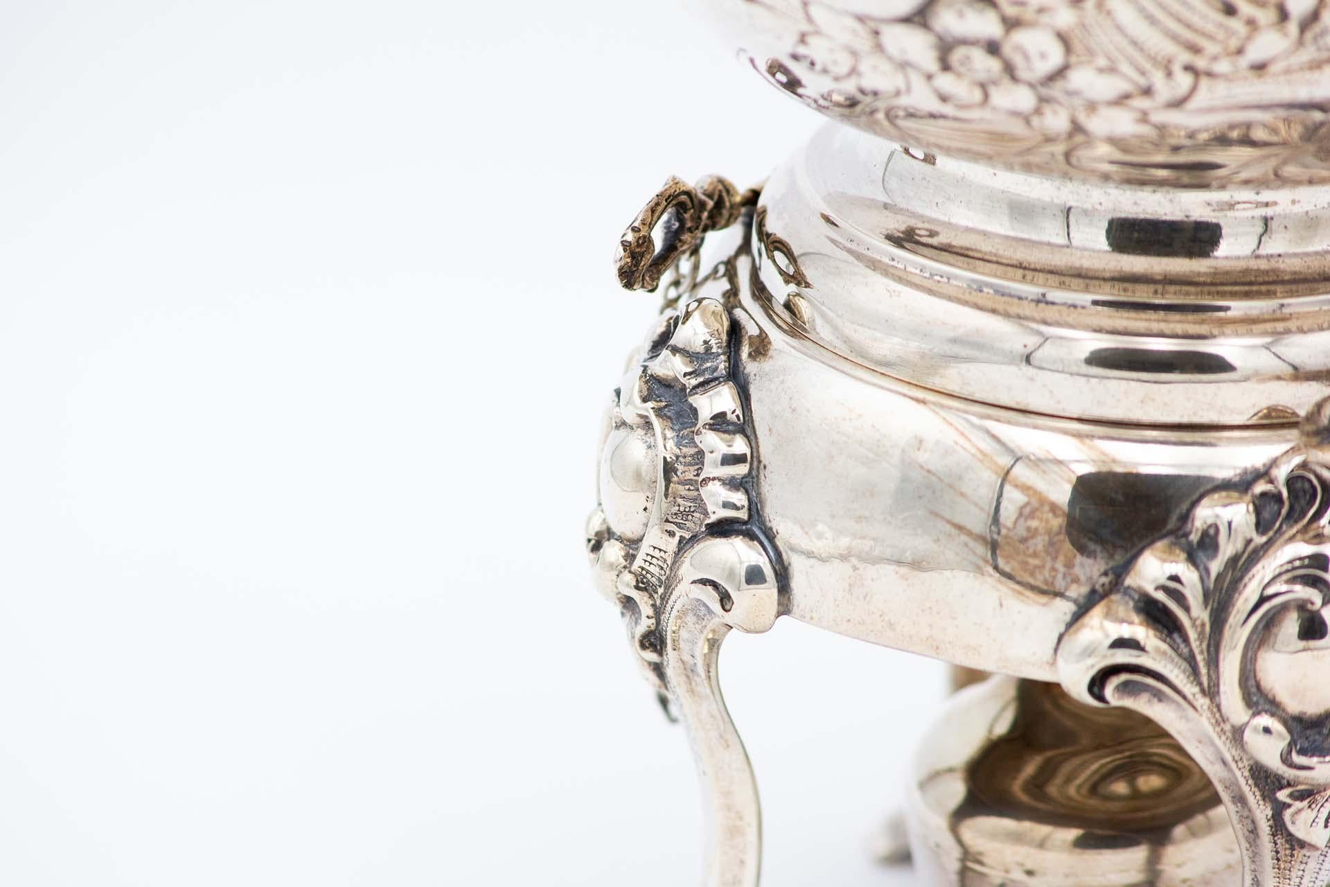 XIXe siècle Silver kettle with embossed floral motifs en vente