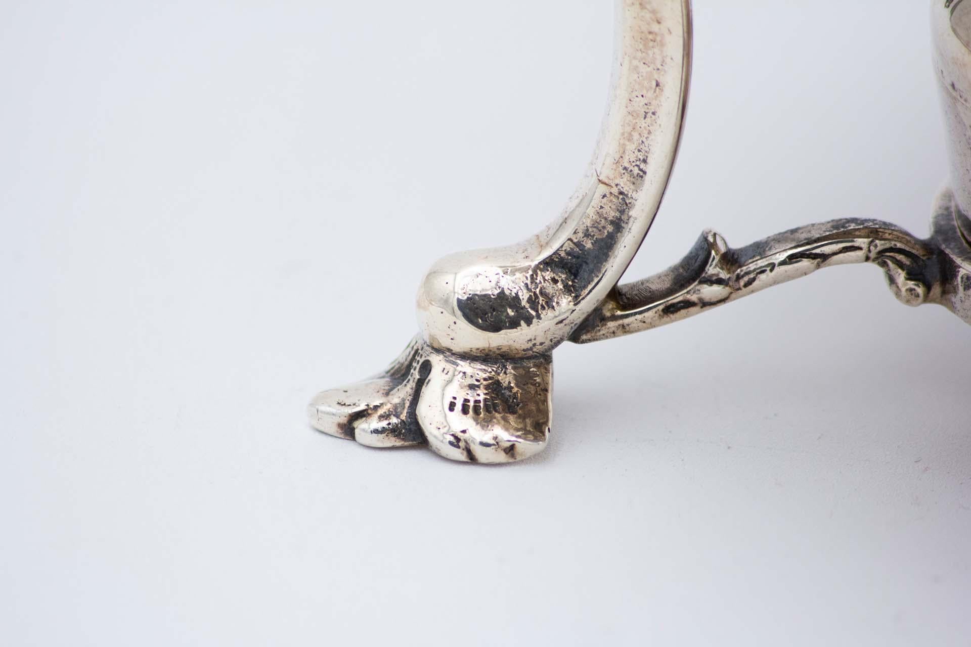 Argent Silver kettle with embossed floral motifs en vente