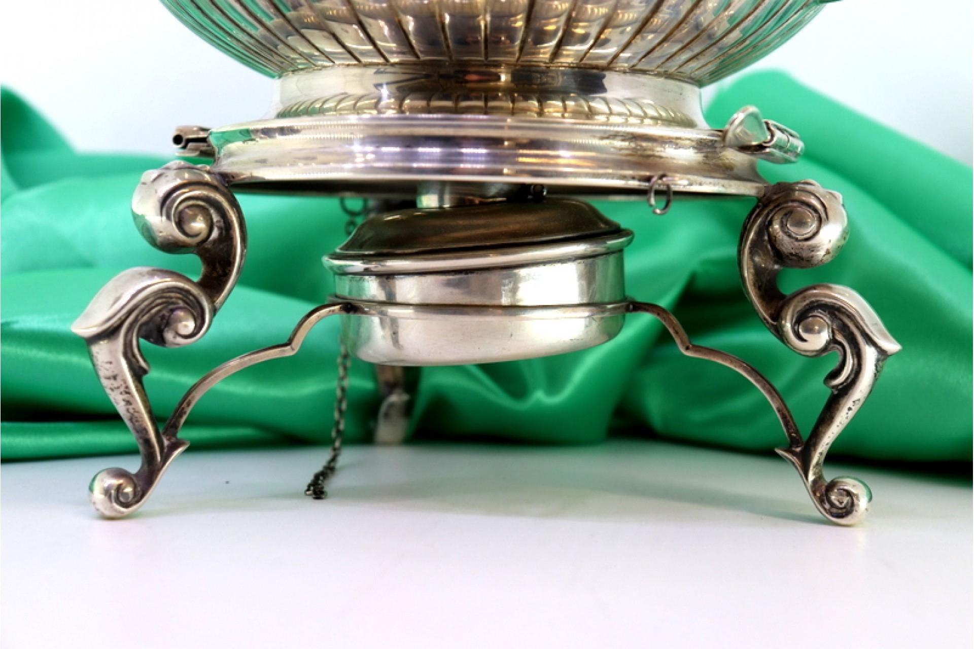 Européen Silver kettle with embossing, trivet and heater on three tall feet en vente