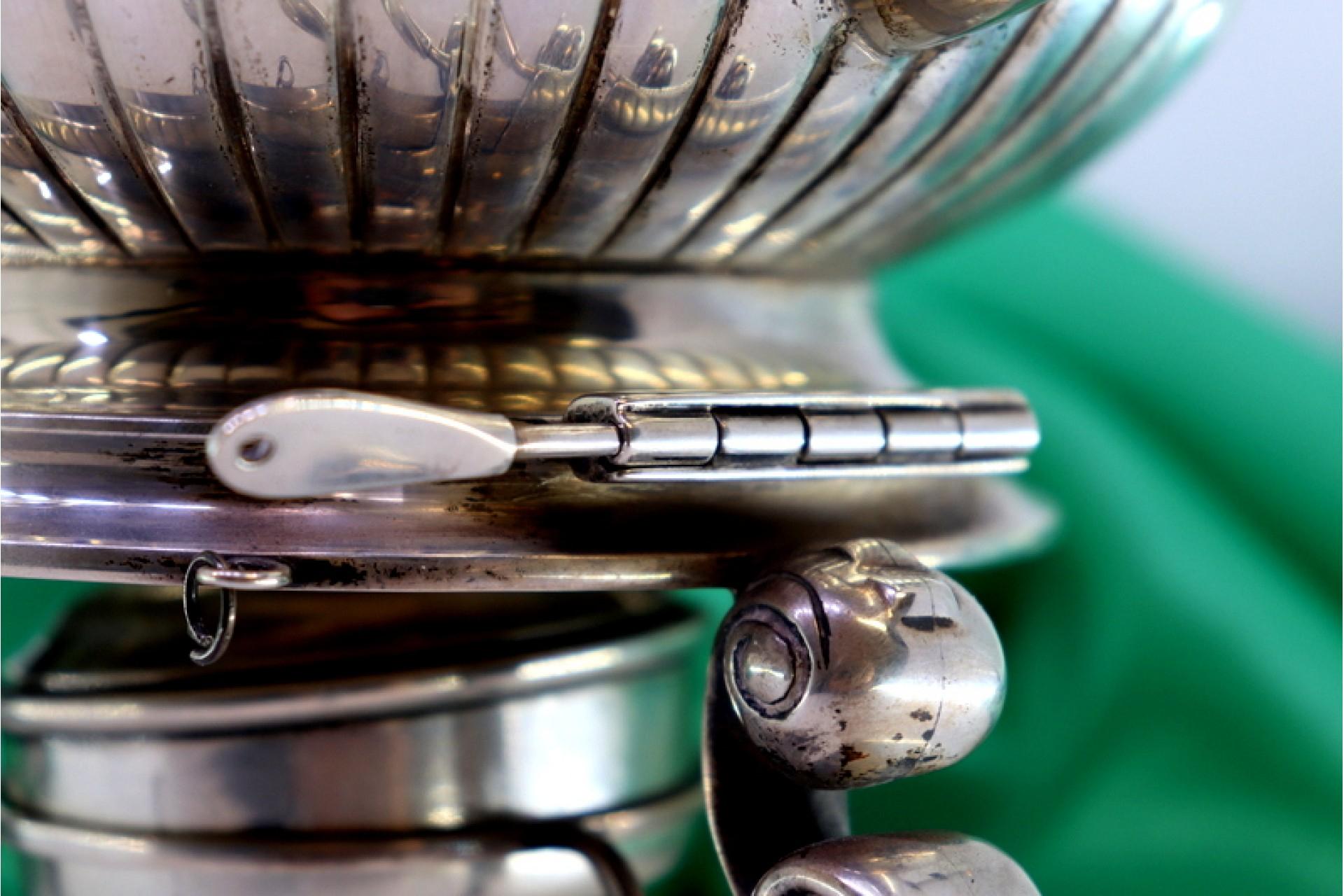 Silver kettle with embossing, trivet and heater on three tall feet Bon état - En vente à Porto, PT