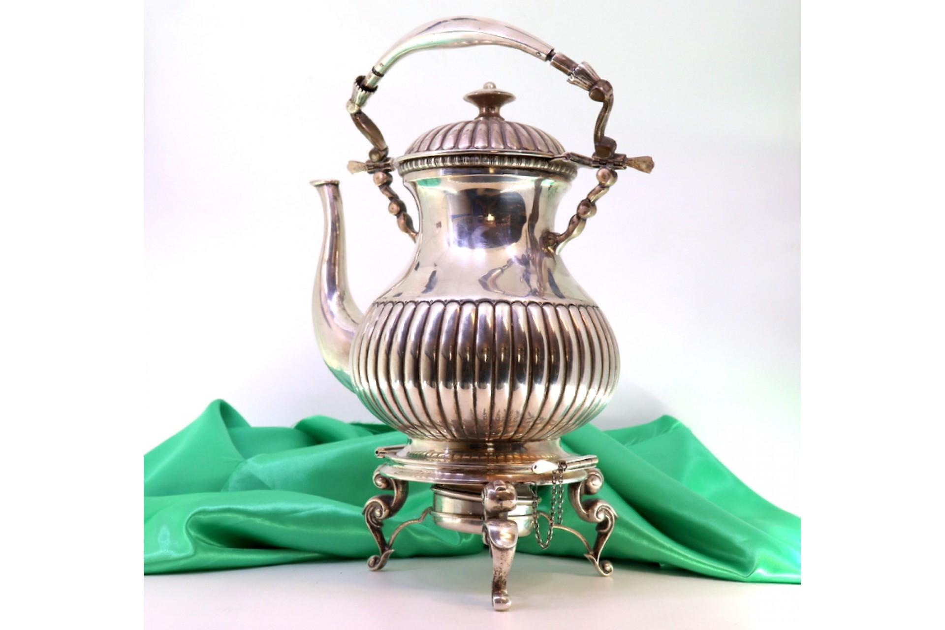 20ième siècle Silver kettle with embossing, trivet and heater on three tall feet en vente