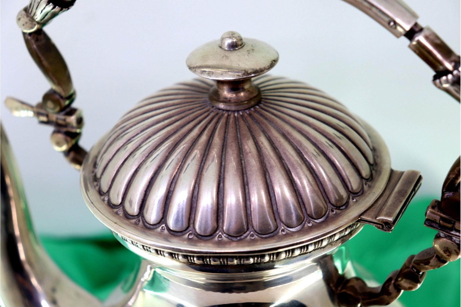 Argent Silver kettle with embossing, trivet and heater on three tall feet en vente