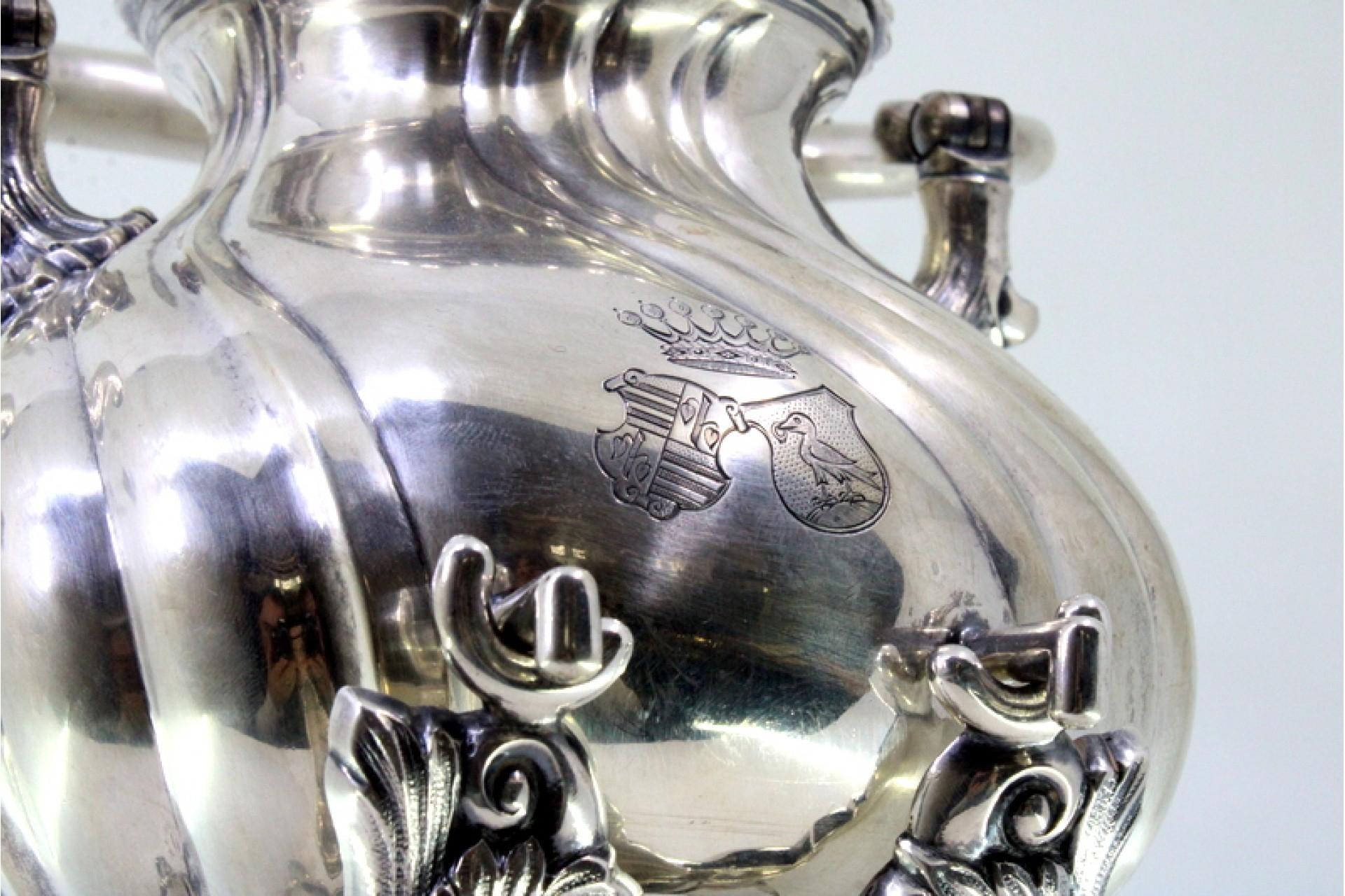 Européen Silver kettle with fluted reliefs on lamp stand and four raised feet en vente