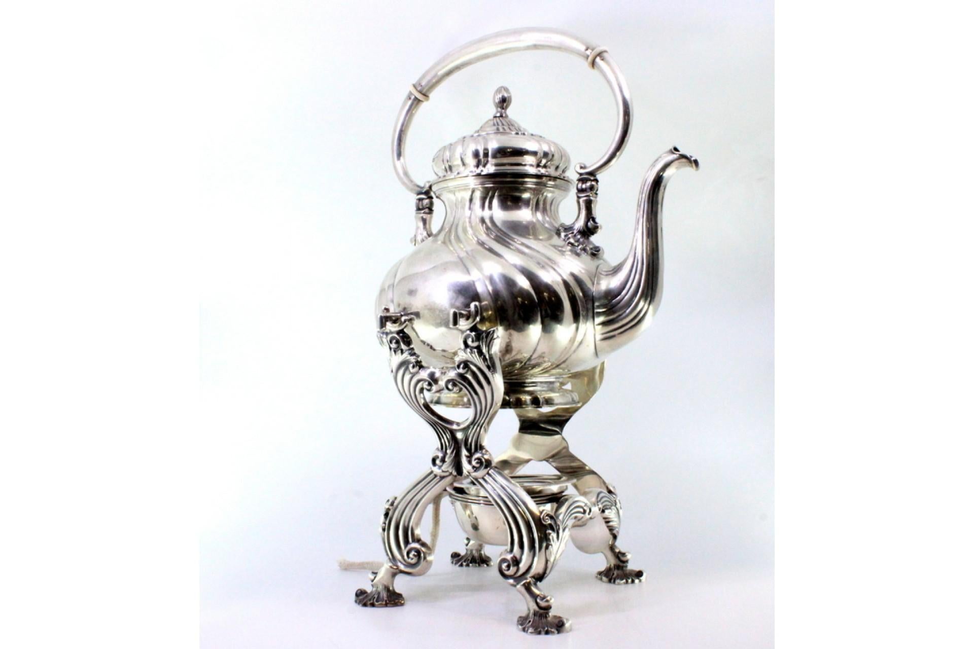 20ième siècle Silver kettle with fluted reliefs on lamp stand and four raised feet en vente