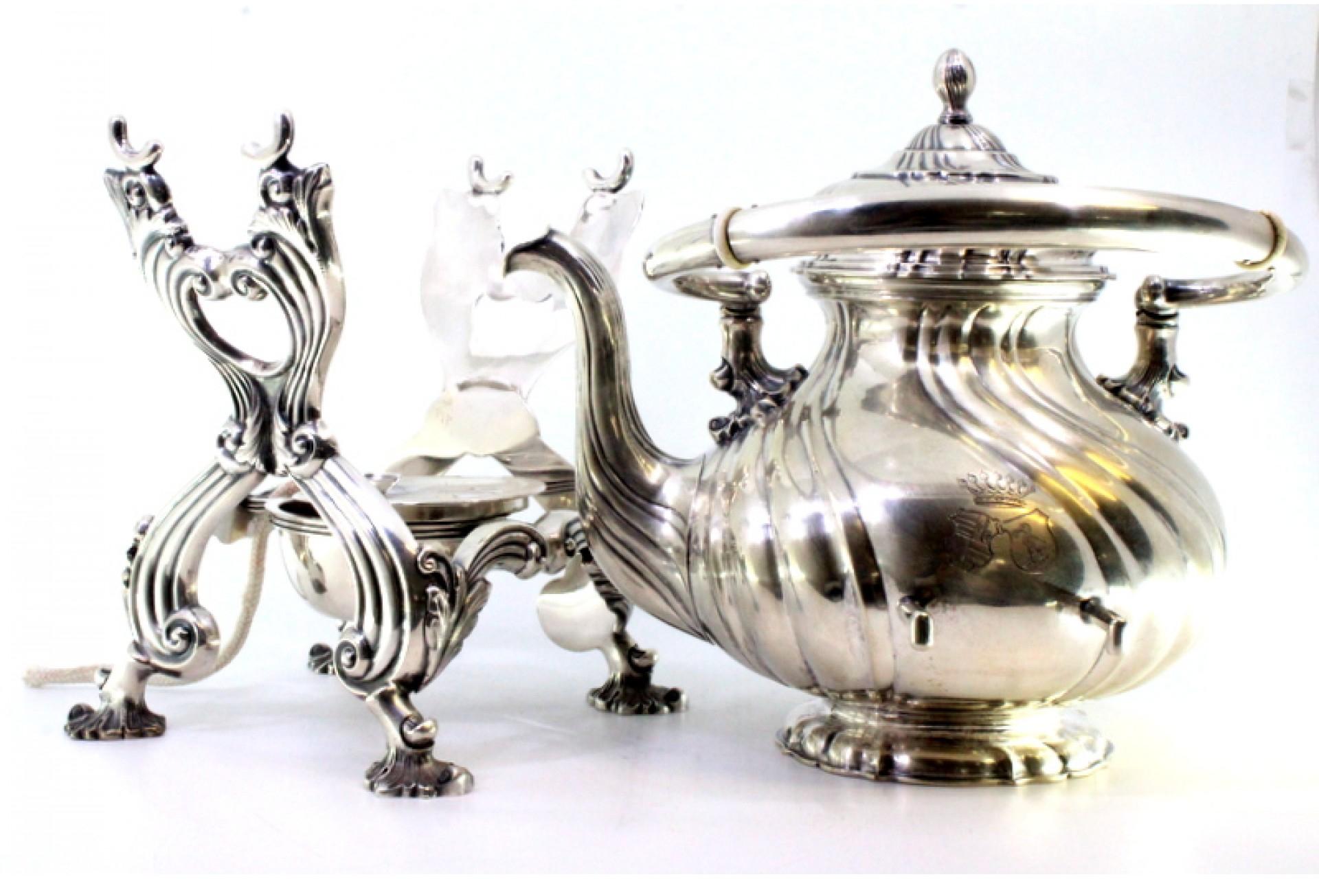 Argent Silver kettle with fluted reliefs on lamp stand and four raised feet en vente