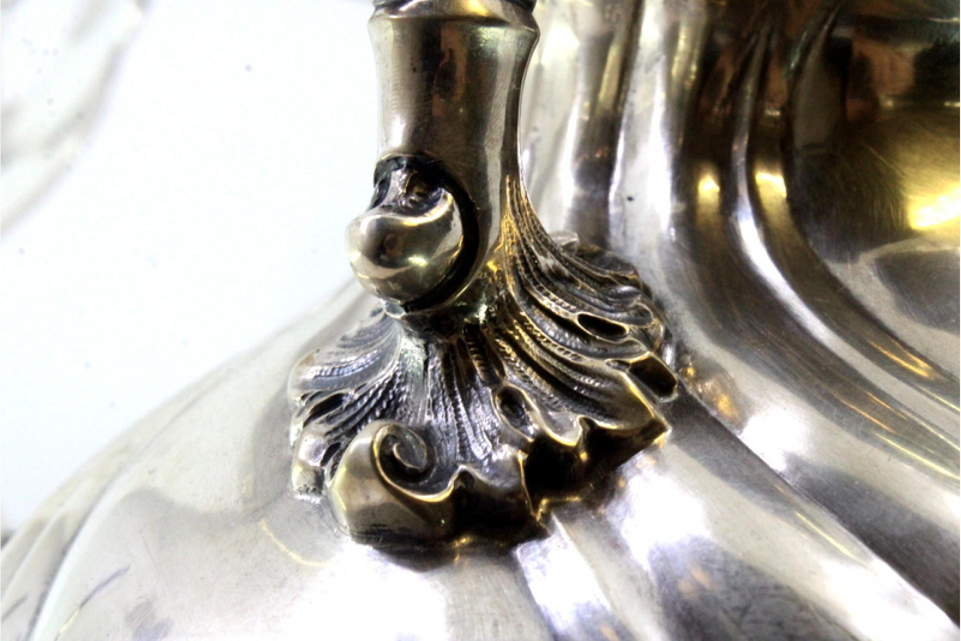 Silver kettle with fluted reliefs on lamp stand and four raised feet en vente 1