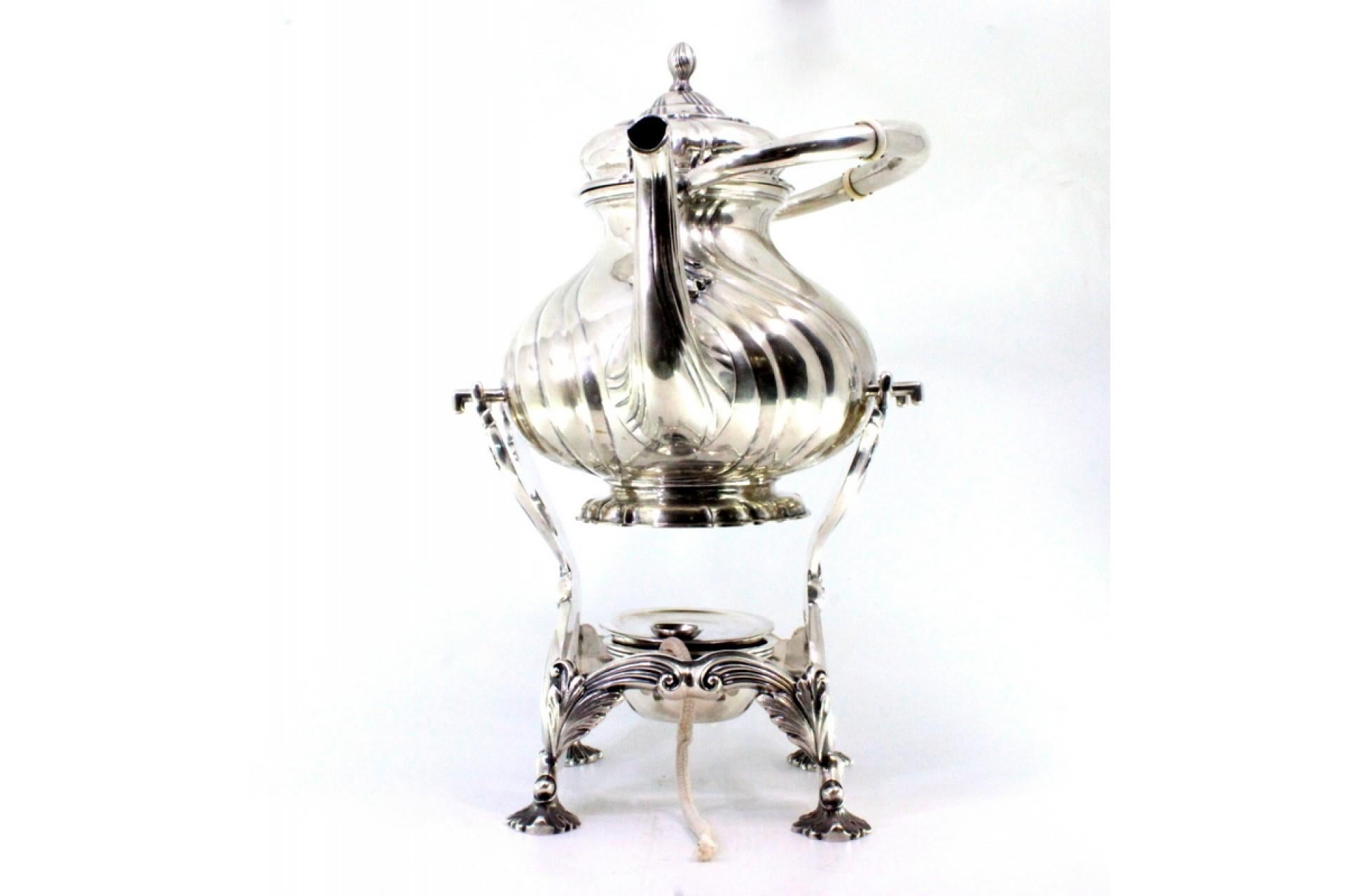 Silver kettle with fluted reliefs on lamp stand and four raised feet en vente 2