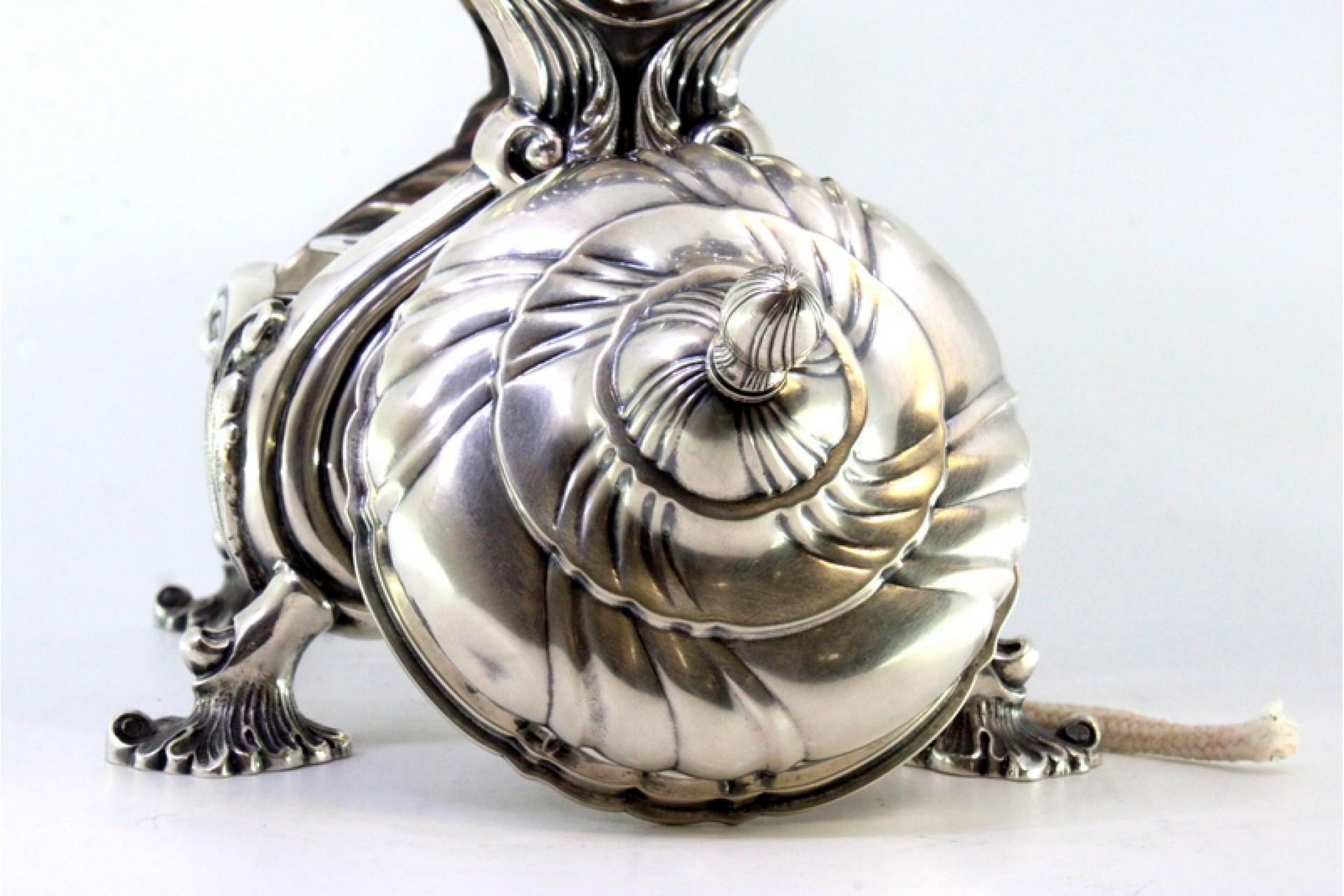 Silver kettle with fluted reliefs on lamp stand and four raised feet en vente 3