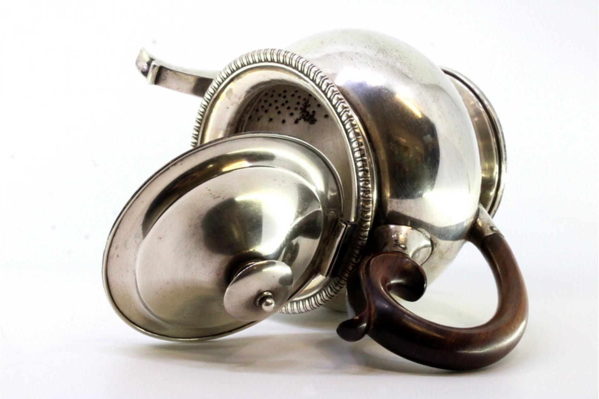 Européen Silver kettle with raised friezes, hinged lid with wood knob and handle en vente