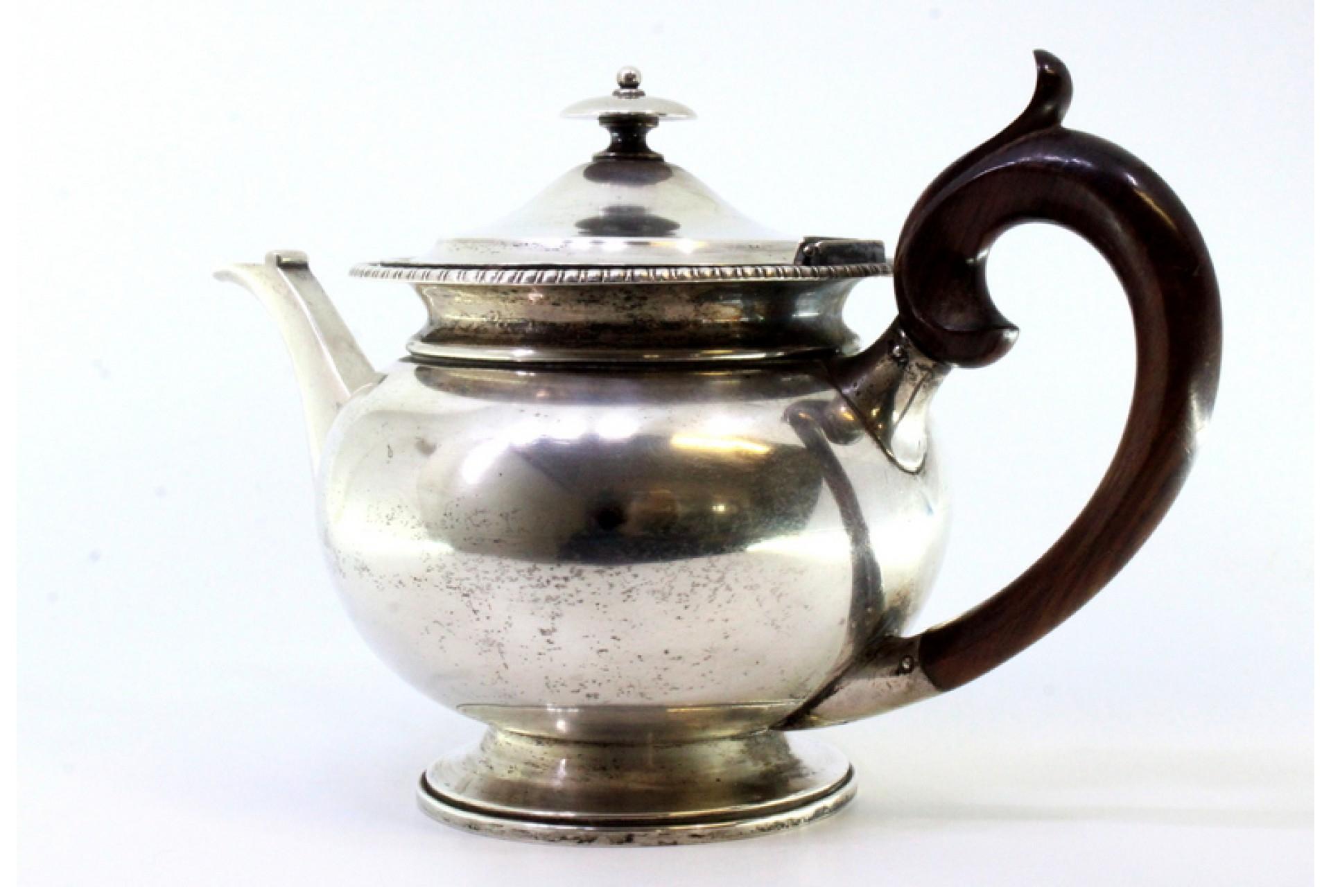 Silver kettle with raised friezes, hinged lid with wood knob and handle Bon état - En vente à Porto, PT
