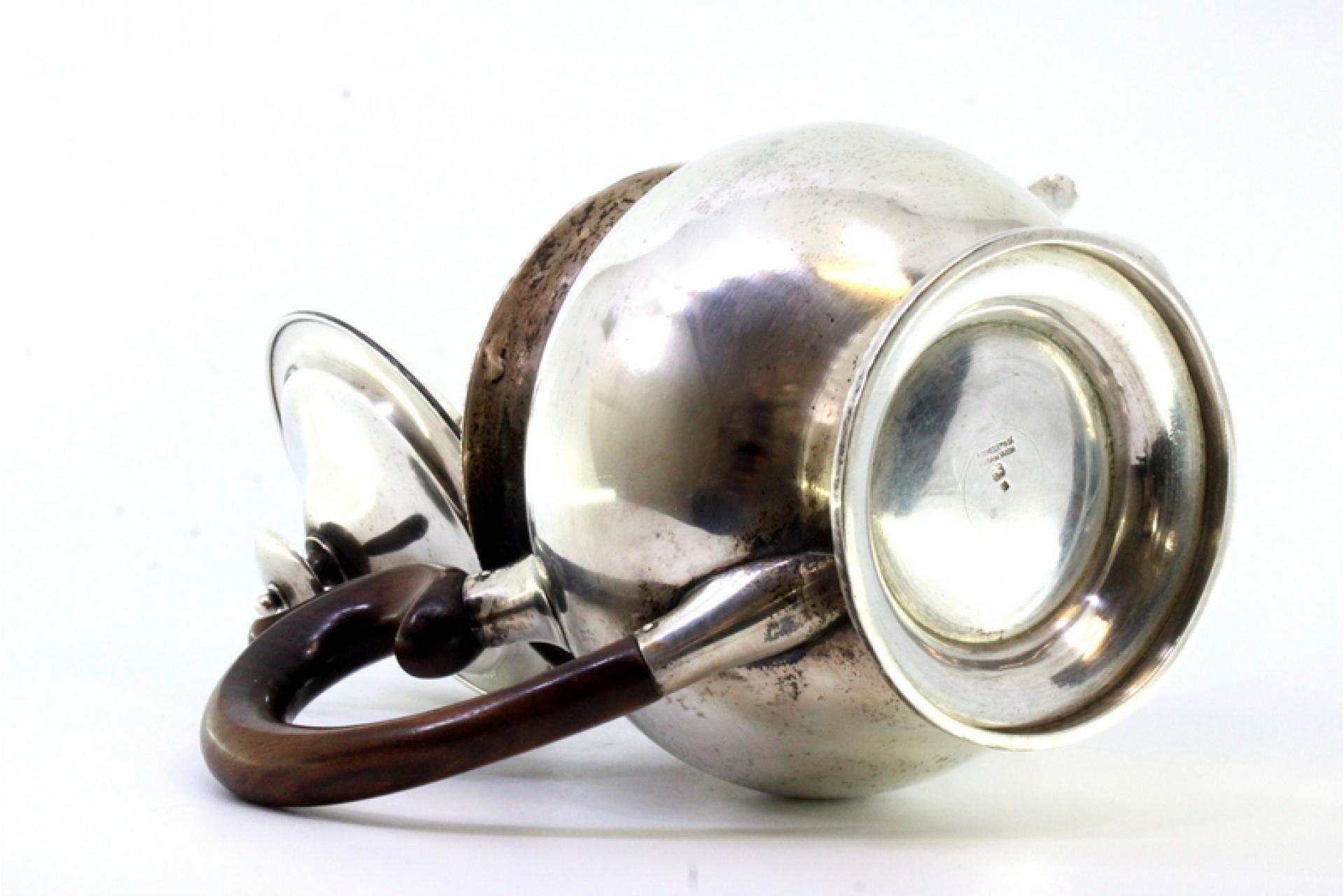 20ième siècle Silver kettle with raised friezes, hinged lid with wood knob and handle en vente