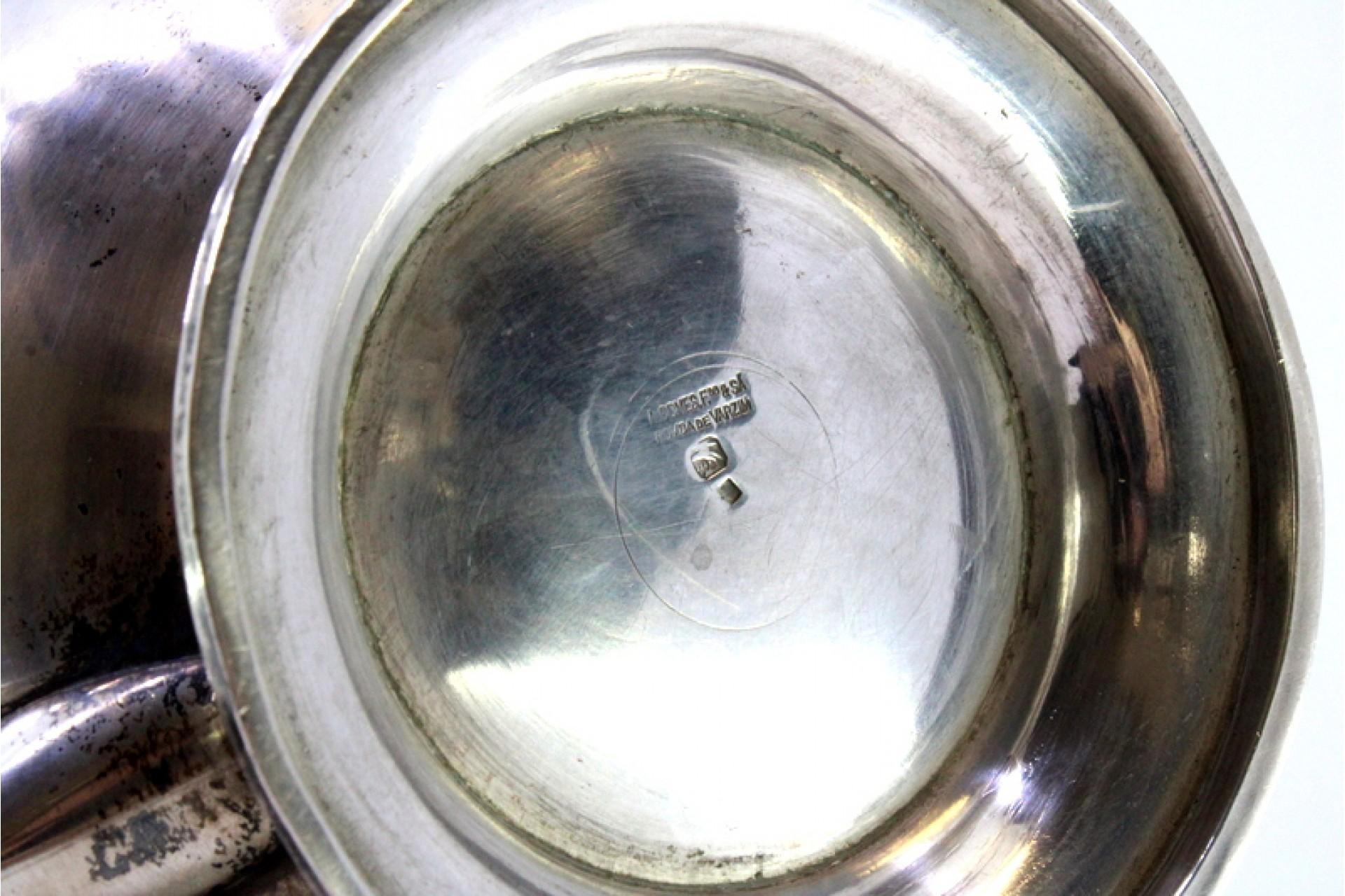 Argent Silver kettle with raised friezes, hinged lid with wood knob and handle en vente