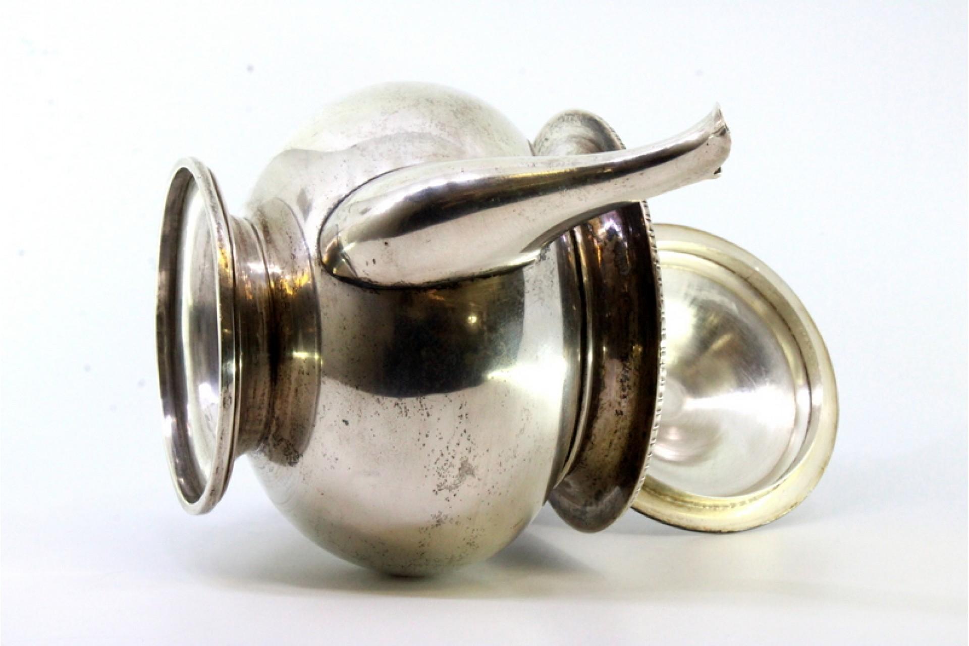 Silver kettle with raised friezes, hinged lid with wood knob and handle en vente 1