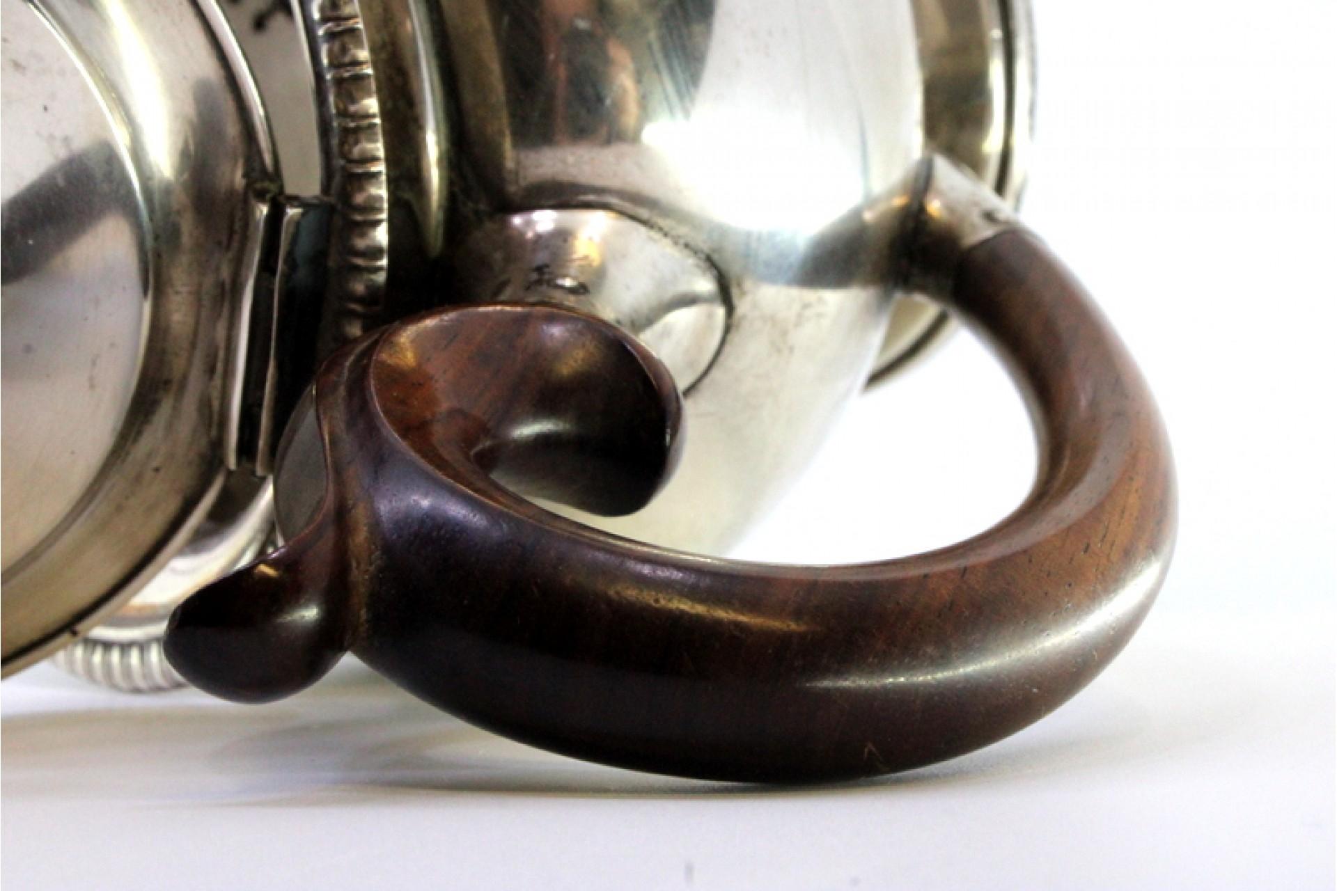 Silver kettle with raised friezes, hinged lid with wood knob and handle en vente 2