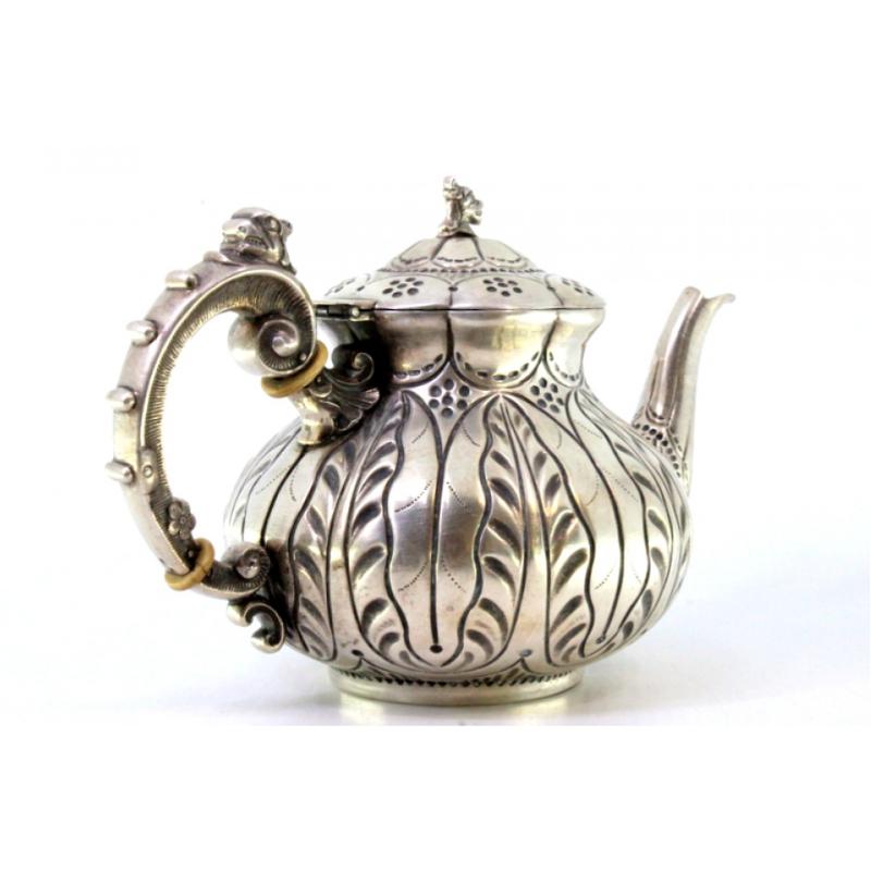 Européen Silver kettle with relief engraving and a dragon-shaped handle on the lid en vente