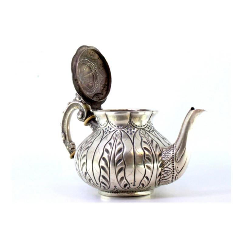 Silver kettle with relief engraving and a dragon-shaped handle on the lid Bon état - En vente à Porto, PT