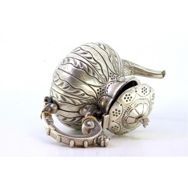 Argent Silver kettle with relief engraving and a dragon-shaped handle on the lid en vente