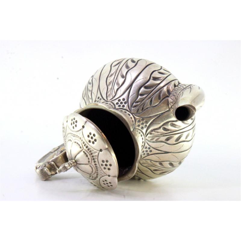 Silver kettle with relief engraving and a dragon-shaped handle on the lid en vente 1