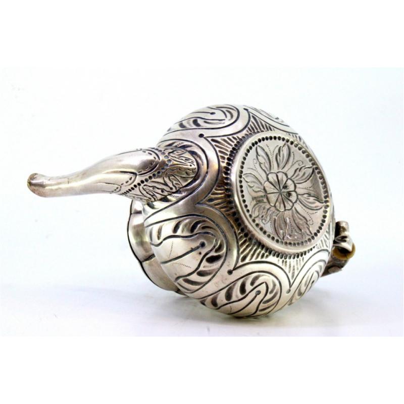 Silver kettle with relief engraving and a dragon-shaped handle on the lid en vente 2