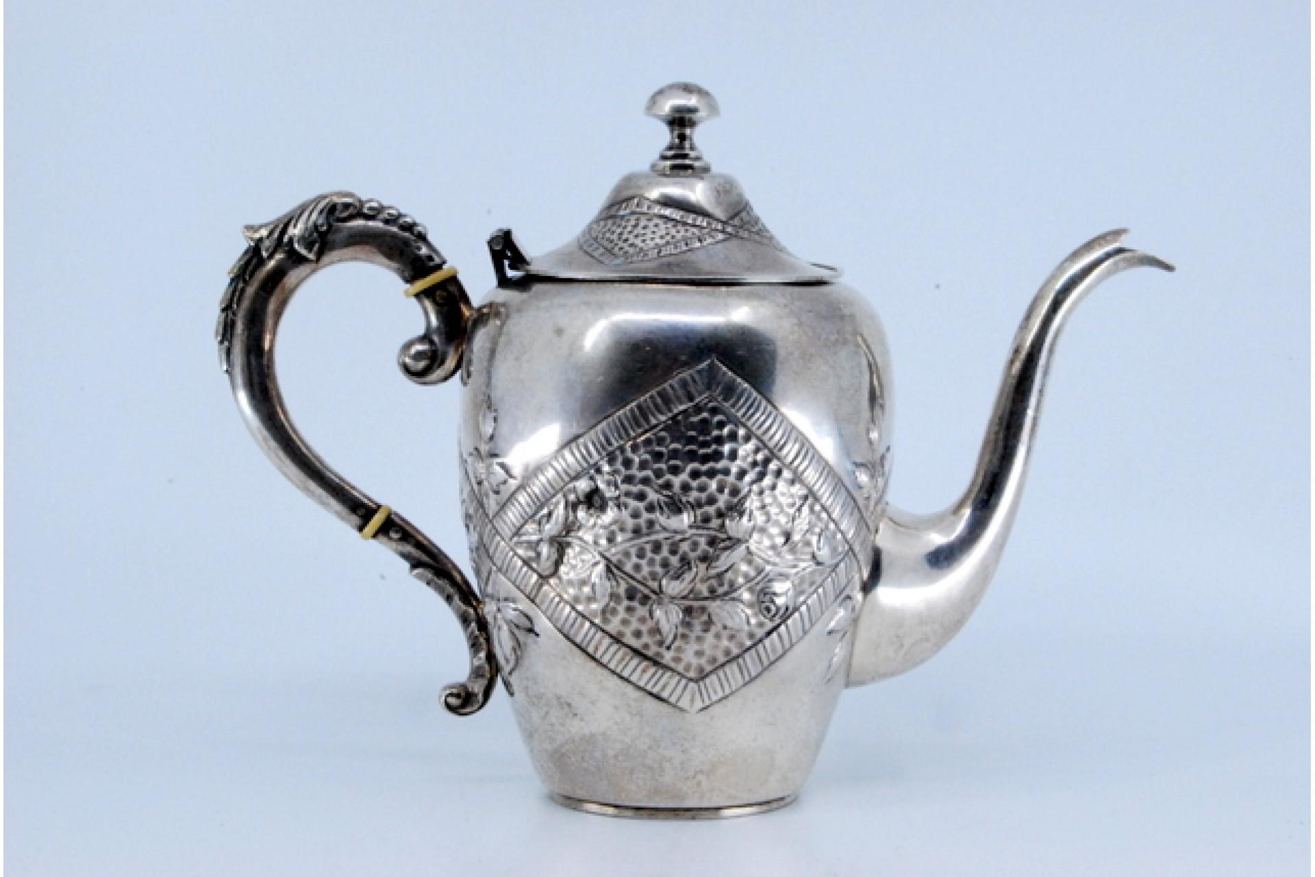 Silver kettle with reliefs and on the handle of the removable lid en vente 4