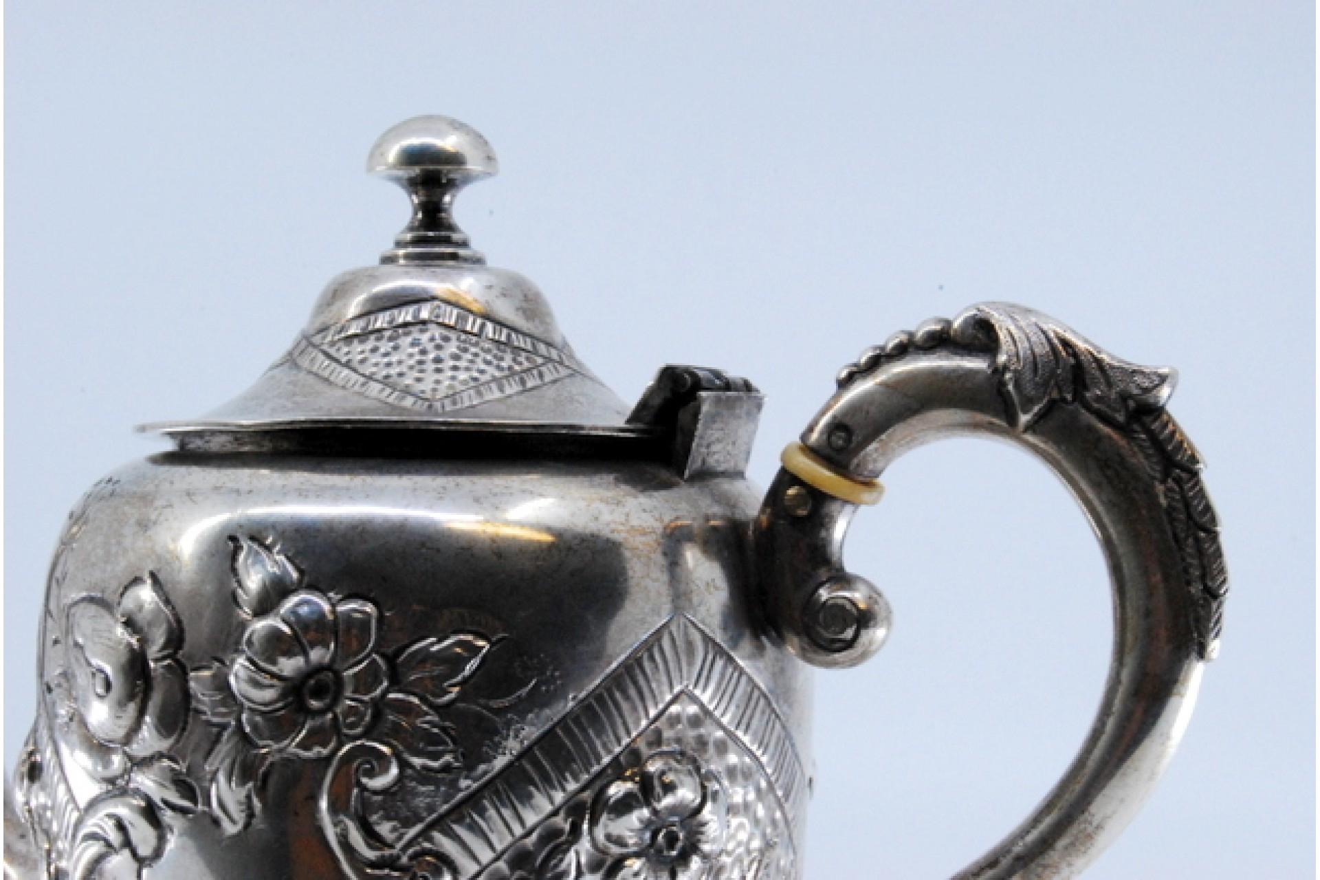 Européen Silver kettle with reliefs and on the handle of the removable lid en vente
